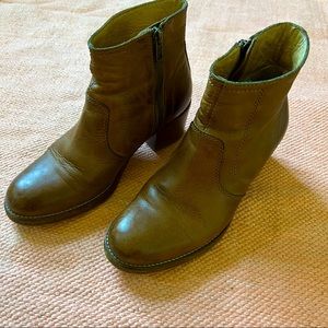 APC Western style zip ankle boots / brown leather / size 36